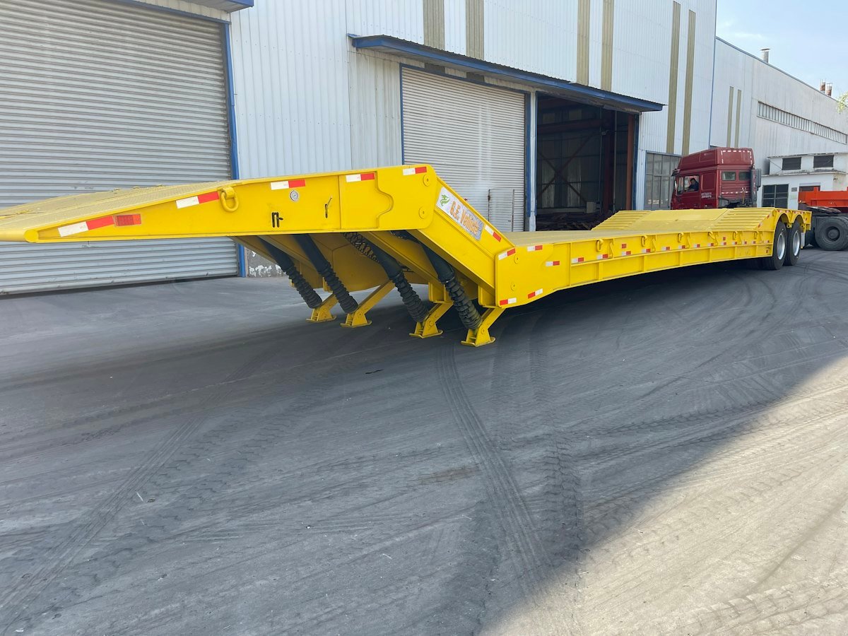 Step-deck flatbed trailer
