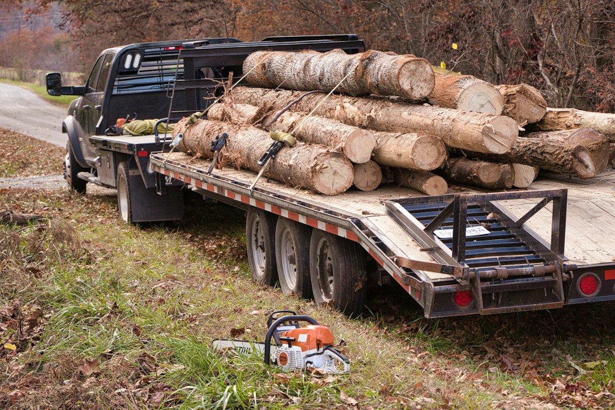 Pickup truck pulling a gooseneck flatbed trailer